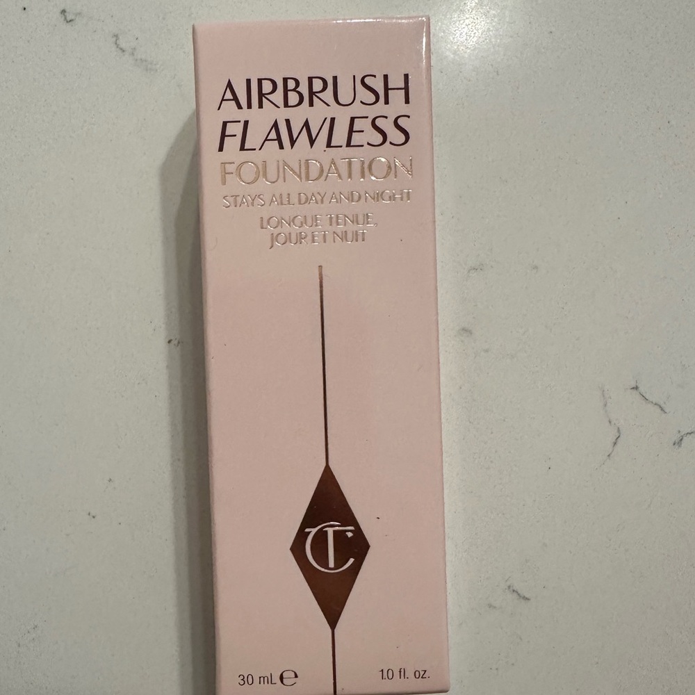 Charlotte Tilbury Airbrush Flawless Foundation- 
4 Warm/Chaud